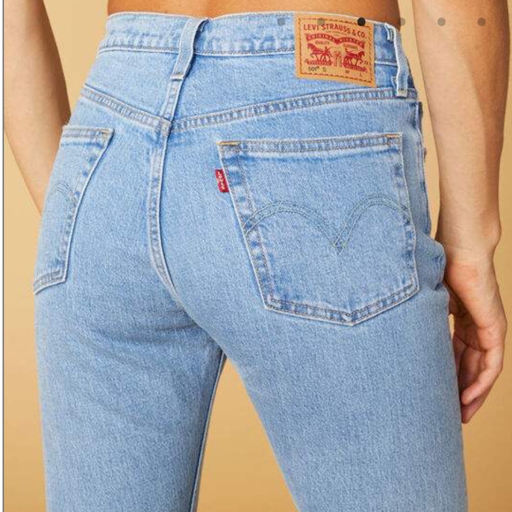 LEVI’S High Rise Distressed Unfinished Hems Jeans